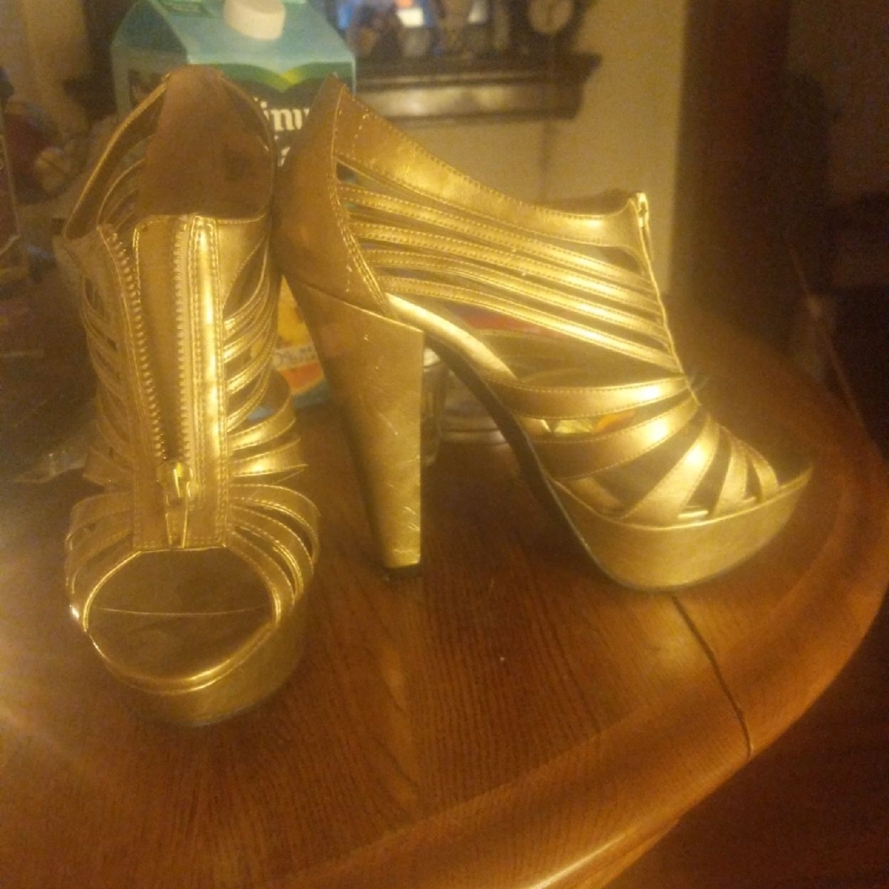 gold stilltos